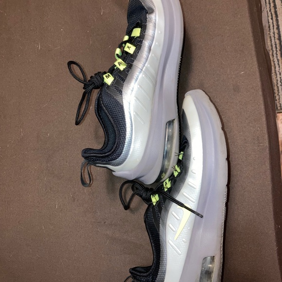 Very gently used Nike Air Max Youth size 2 - Picture 2 of 3